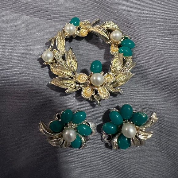 Christmas wreath pin and matching clip earrings - Picture 5 of 10